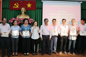 該坊人委會主席黃晉功向在扶貧計劃工作中有所作為的8集體和11個人頒發獎狀。