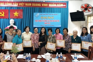 民族婦女工作組向在關照民族婦女工作中取得出色成績的各坊婦女會頒發獎狀。