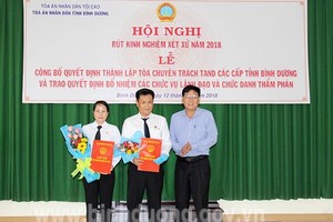 平陽省人委會常務副主席梅雄勇（右一）頒授中級審判委任《決定》。