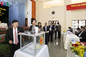 林同省人民議會代表進行投信任票。（圖源：VOV）