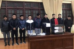 被偵破並拘捕的特大賭球團夥與涉案贓物。（圖源：首都安寧報）