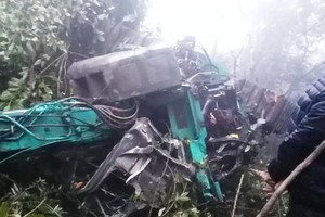 墜落百米深淵的卡車完全變形。（圖源：慧玲）