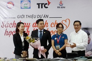 越南出版協會代表向成成功公司領導送花致謝。