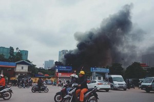 濃煙衝天的火警現場。（圖源：阮德）