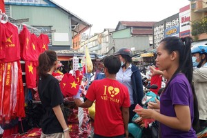 年輕人紛紛上街選購各種球迷用品為國家球隊加油打氣。