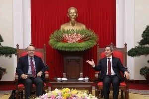 中央經濟部長阮文平接見國際貨幣基金組織(IMF)亞太部處長艾利克斯‧莫穆拉斯。（圖源：越通社）