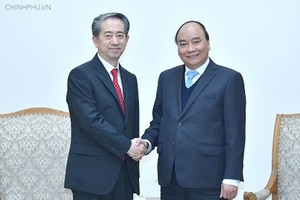 政府總理阮春福（右）接見中國駐越南大使熊波。（圖源：光孝）