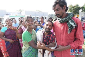 食物中毒事件死者的親屬悲痛不已。（圖源：新華社）