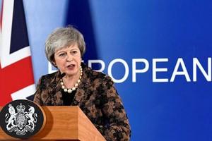 在比利時布魯塞爾，英首相召開新聞發佈會。（圖源：互聯網）