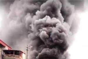 火警現場濃煙滾滾。（圖源：平明）