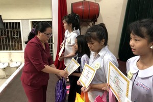 王桂秋主任給學生頒獎。