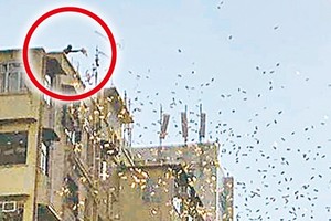 有人（紅圈示）在鄰近黃金商場的大廈天台，撒下銀紙。（圖源：互聯網）