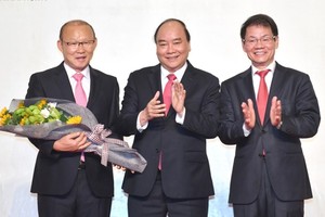 政府總理阮春福與 THACO 集團領導祝賀越南國足主教練朴恒緒。（圖源：VOV）