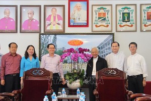 內務部工作團同安江省東川大教堂神職人士合影留念。（圖源：越通社）