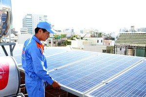 技術人員正為某家庭戶檢查和維修太陽能 電池。