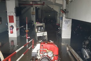 第五郡阮表街上某公寓地下存車場水淹。