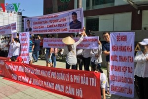 The Park Residence 公寓的眾多居民集中持橫幅“投訴”開發商侵佔大眾利益，移交工程是未得到驗收的住房。（圖源：VOV）