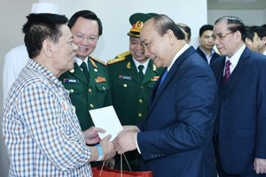 阮春福總理看望108中央軍隊醫院的病人。（圖源：VOV）