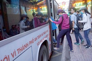 53號巴士車內獲裝備監控攝像頭，車身還寫著提醒民眾文明對待婦女及兒童的口號。