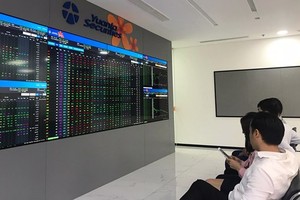 投資者觀察股市走勢。