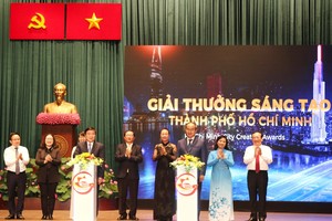 市委書記阮善仁(右三)與市人委會主席阮成鋒(右六)啟動創意獎。（圖源：越通社）