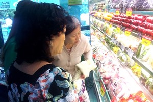 消費者在超市購買商品。