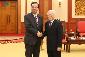 黨中央總書記、國家主席阮富仲（右）接見日本共產黨委員長志位和夫。（圖源：VOV）