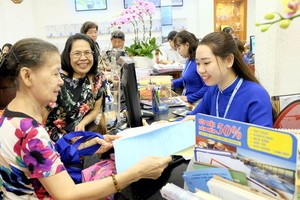 遊客在本市一家旅遊公司登記春節旅程。