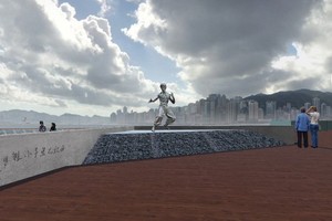 明星銅像設計不再以鐵馬分隔遊人，而是加入特別的流水階梯設計。（圖源：互聯網）