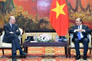 政府總理阮春福（右）接見意大利-東盟(東協)，協會主席恩里科‧萊塔。（圖源：VOV）