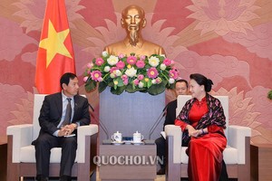 國會主席阮氏金銀（右）接見緬甸聯邦鞏固與發展黨主席吳丹泰。（圖源：Quochoi.vn）