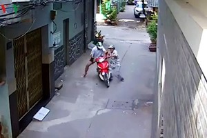 劫車的瞬間畫面。（圖源：監控視頻截圖）