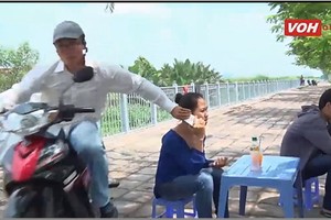 在人行道上接聽手機也被搶。（示意圖源：互聯網）