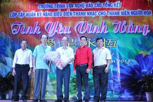 集訓班學員向穗城會館代表贈送鮮花致謝。