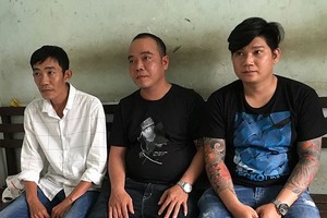 被扣押的放高利貸歹徒阮栢飛功（左）、梁黃英（中）和阮忠信。（圖源：阮新）