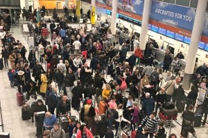 無人機大鬧英機場3天，影響12萬人。（圖源：AP）