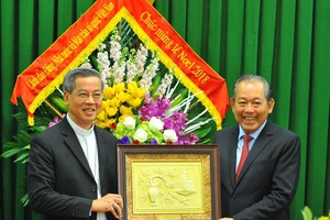 政府常務副總理張和平（右）向發艷總教區和牧師阮能贈送禮物祝賀聖誕節。（圖源：越通社）