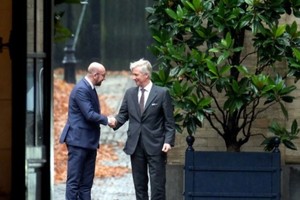 比利時國王菲利普（右）接納首相米歇爾（左）請辭，盼米歇爾留任至五月大選。（圖源：AFP）