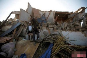 聯合國安理會一致通過2451(2018)號決議，支持也門停火協議。圖為人們在空襲過後的廢墟上檢查。（圖源：Getty Images）