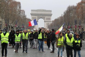 當地時間12月22日，法國巴黎，新一輪示威在巴黎進行，大批示威者在凱旋門聚集並阻塞交通。（圖源：互聯網）