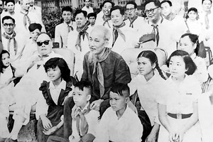 在富有紀念性的照片中，丁世冠小朋友有幸坐到胡伯伯的懷抱裡。