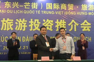 永進合作社總經理陳榮森(前左)與中國企業簽署越南農水海產品出口中國市場協議書。