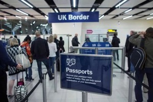 據報導，2004年以來，英國的淨移民每年增加數量大約20萬人，淨移民的逐年增長為英國公共服務和基礎設施造成了極大壓力。（示意圖源：互聯網）