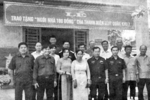 向楊和明民軍的“100元住房”落成典禮。