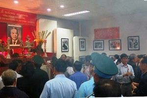 富安省領導同該省黨政代表上香緬懷已故南方民族解放陣線主席、國家代主席阮友壽律師。（圖源：人民報）