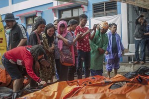 印尼巽他海峽海嘯造成的死亡人數已上升至429人。（圖源：AP）