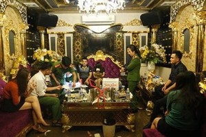 涉嫌本月21日晚上在Dubai Club卡拉OK店吸毒聚會被職能力量突擊查獲時的現場。（圖源：公安機關提供）