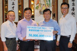 萬盛發集團代表(左二)向本報主編阮玉英 (右二)捐贈善款。