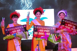 冠軍張美紅(中)、亞軍黎美芸(左)和季軍阮曾美緣領獎。