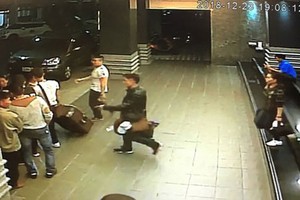 監控視頻錄下越南遊客一同離開酒店的畫面。（圖源：監視截圖）